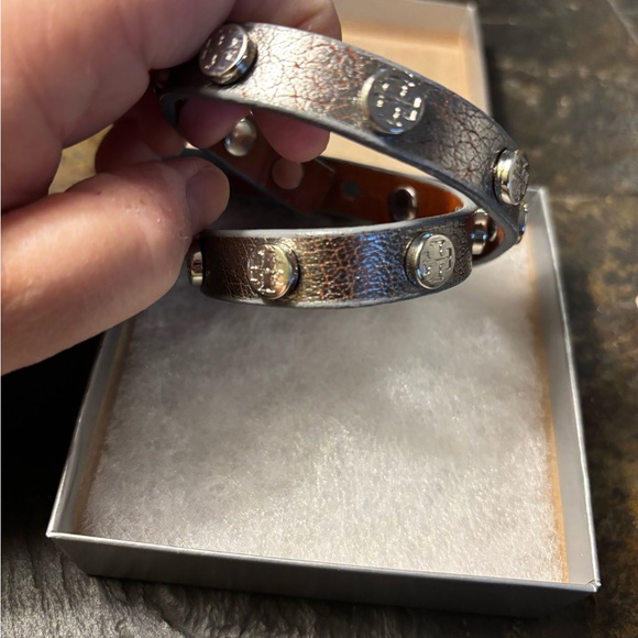 New Tory Burch Leather Logo Stud Double Wrap Bracelet - Picture 5 of 12